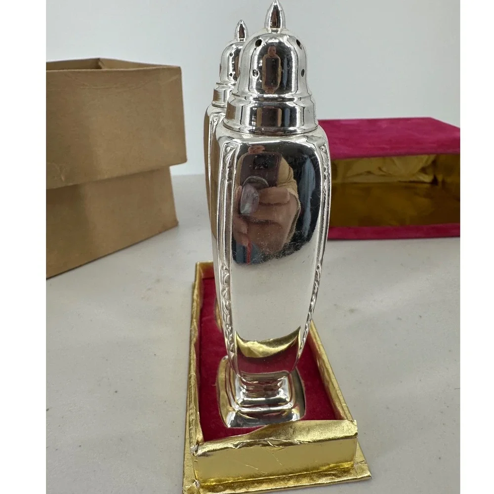 1881 Rogers Oneida Brookwood Silverplate Salt and Pepper Shaker Set 962-602  Box